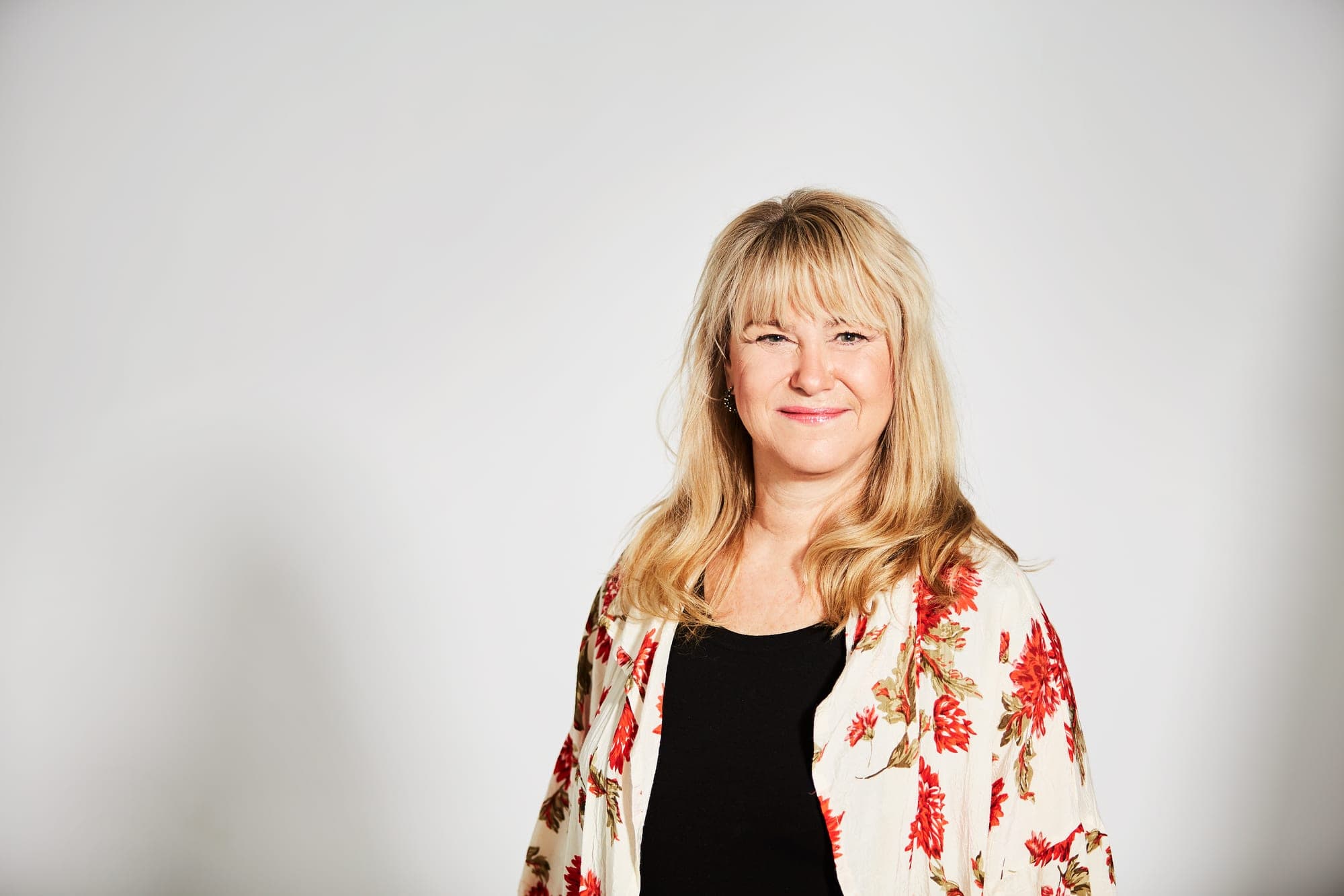Christine Feldthaus i blomstret kimono mod en lys baggrund