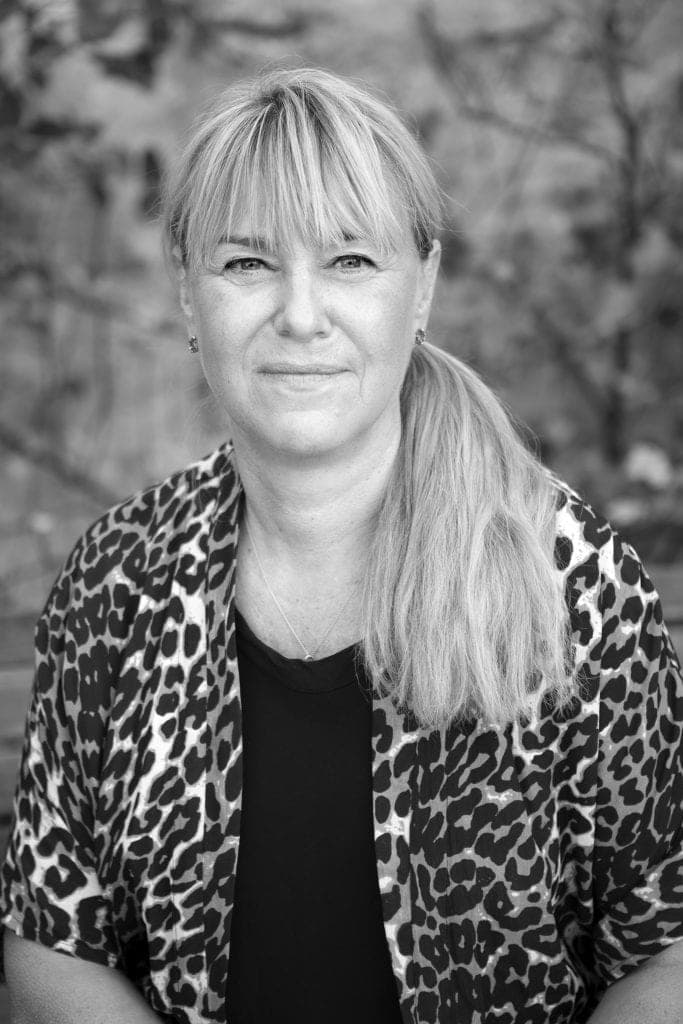 Sort-hvidt portræt af Christine Feldthaus udendørs i leopardmønstret jakke