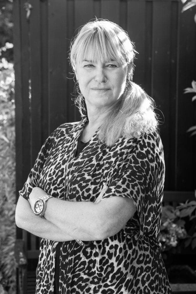 Sort-hvidt portræt af Christine Feldthaus i leopardmønstret kjole