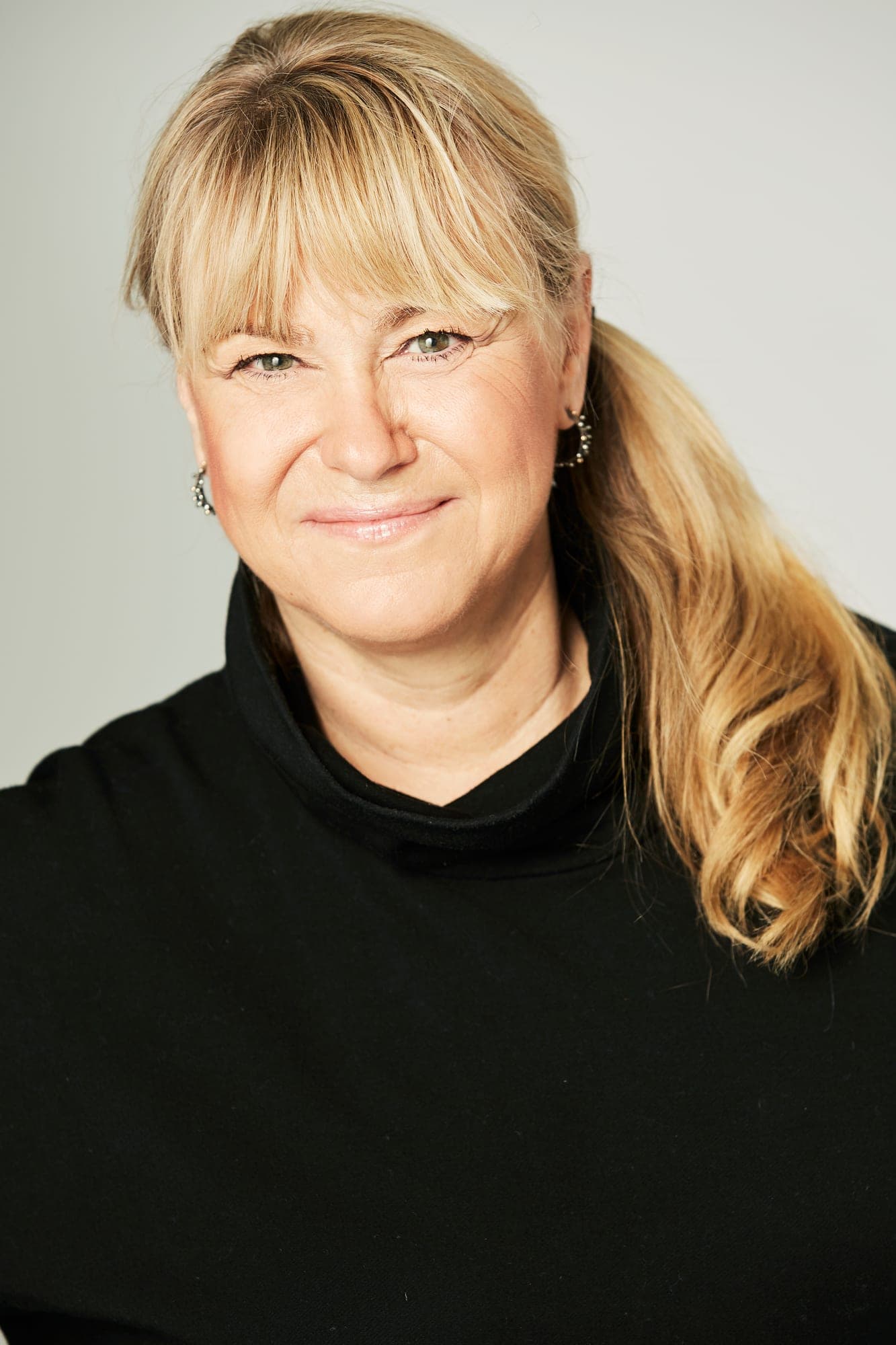 Portræt af Christine Feldthaus i sort rullekravebluse