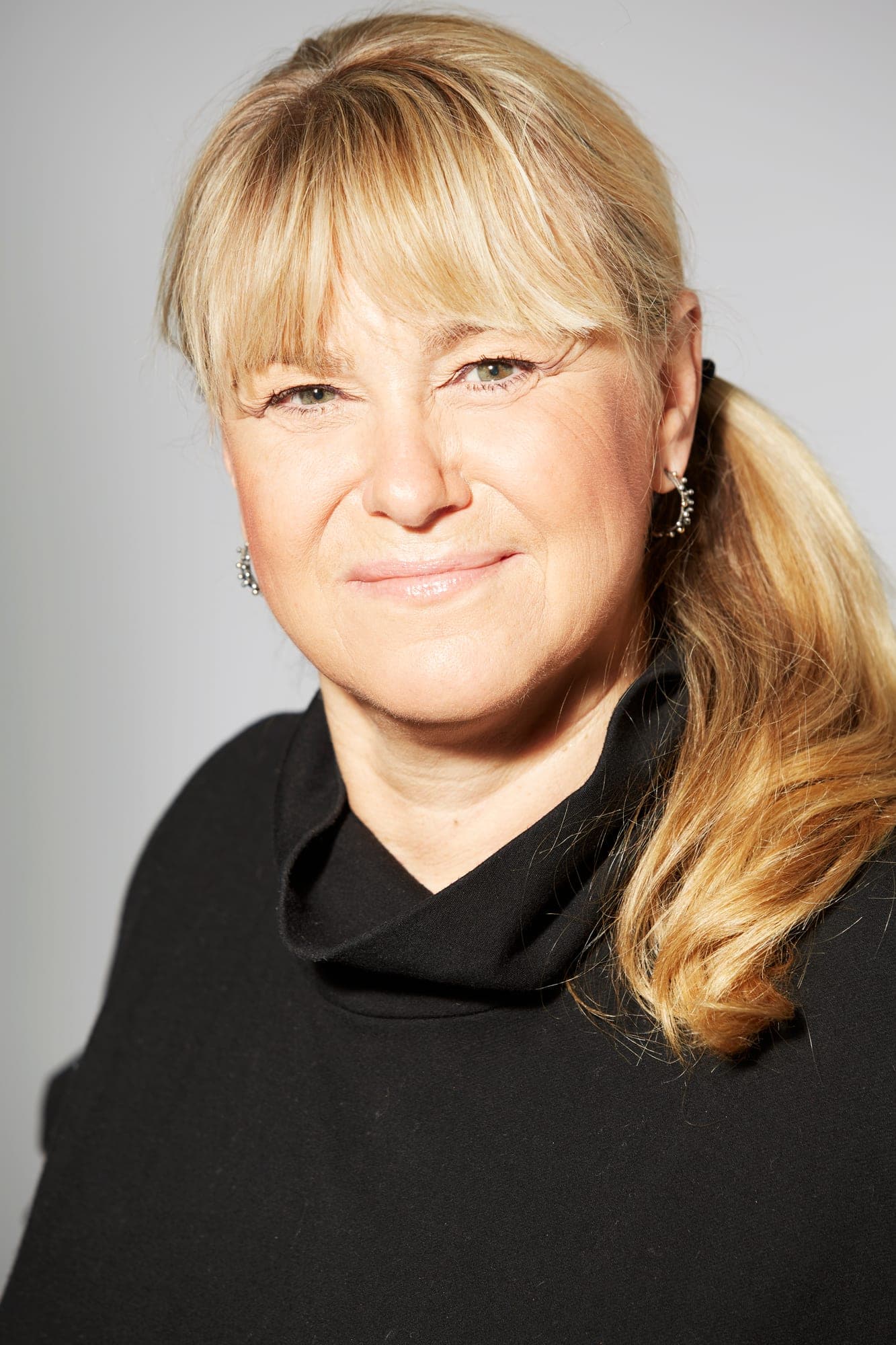 Christine Feldthaus kigger mod kameraet i sort rullekravebluse