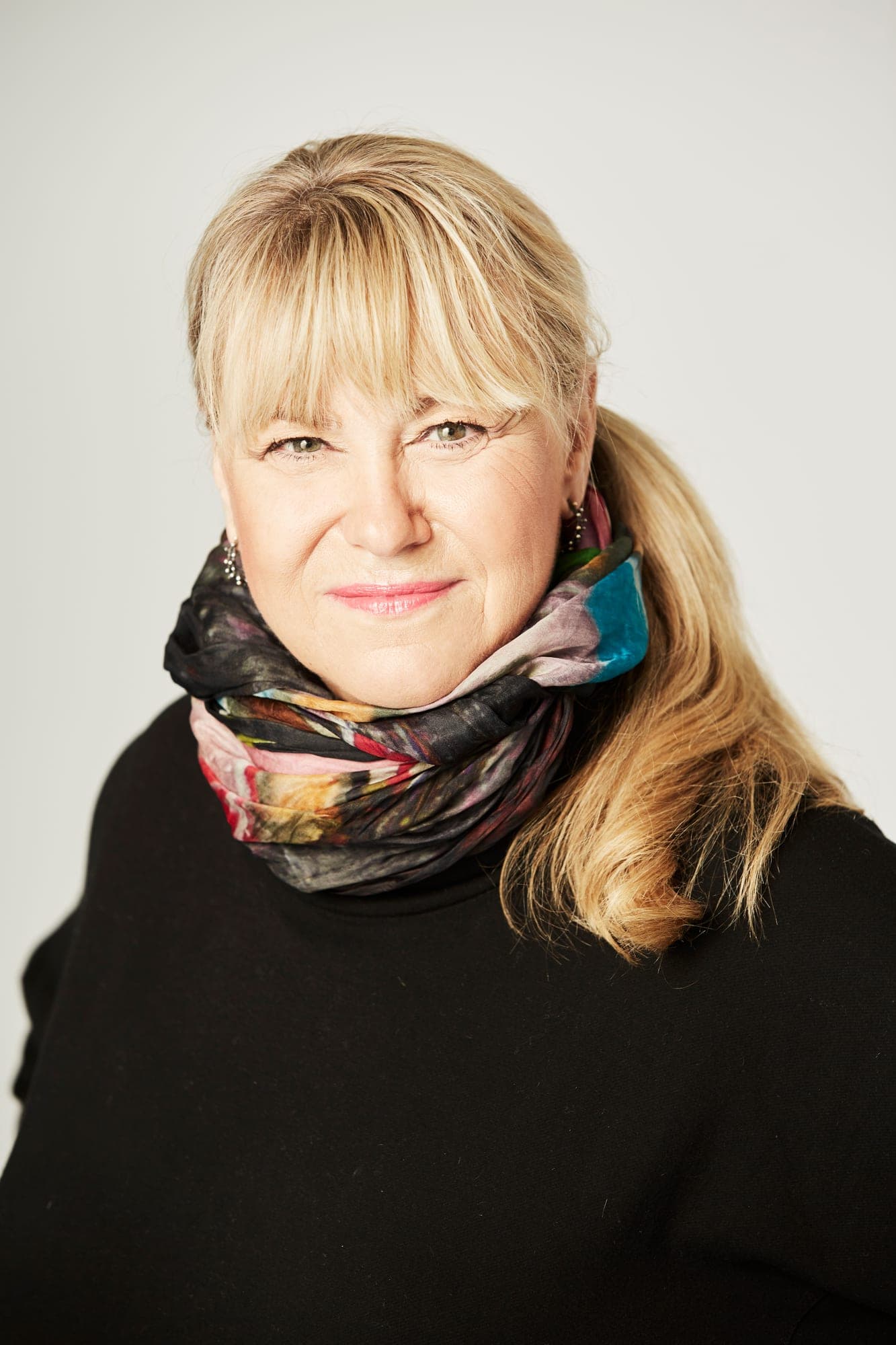 Christine Feldthaus i sort bluse med et farvet silketørklæde